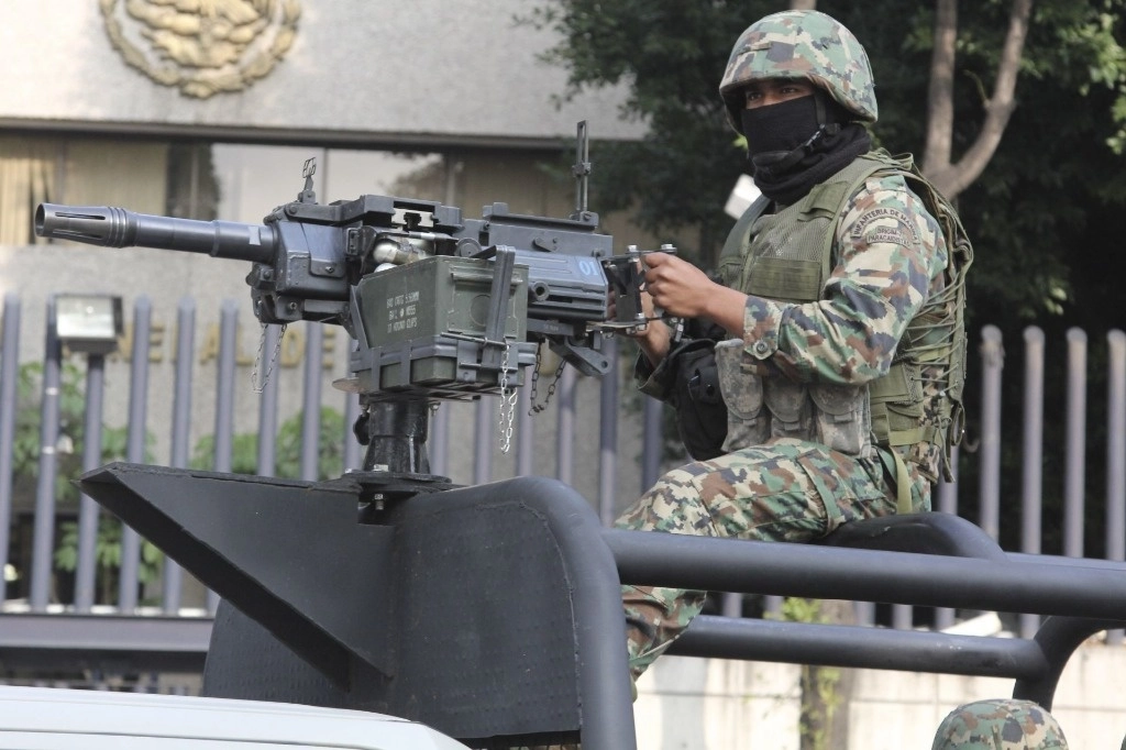 Personal de la Armada de México, durante una acción de seguridad durante la declaración, ante las autoridades, de un integrante de Los Zetas. Foto Cuartoscuro / archivo 