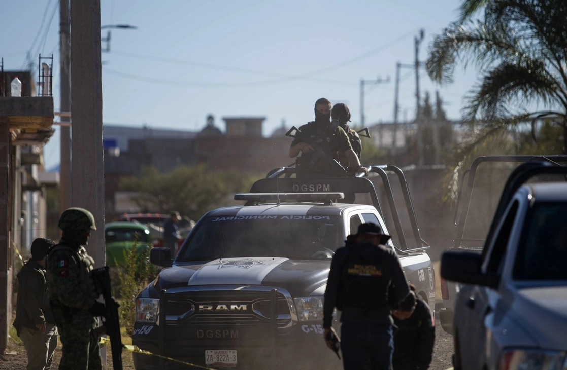 Operativo policiaco al hallar una casa de seguridad donde se encontraba una persona secuestrada. Foto Cuartoscuro / Archivo