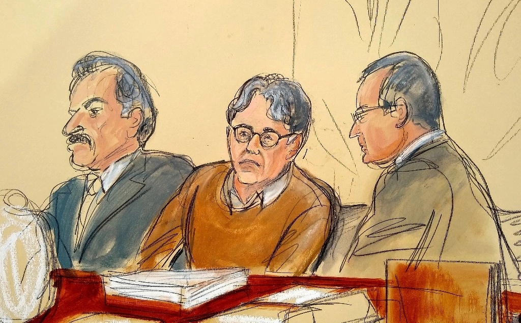 Keith Raniere (centro), líder de la secta NXIVM, sentado junto a sus abogados Paul DerOhannesian (izq.) y Marc Agnifilo (der.) durante el primer día de su juicio por tráfico sexual, en un dibujo de la sala del tribunal del 7 de mayo de 2019. Foto Elizabeth Williams vía Ap / Archivo