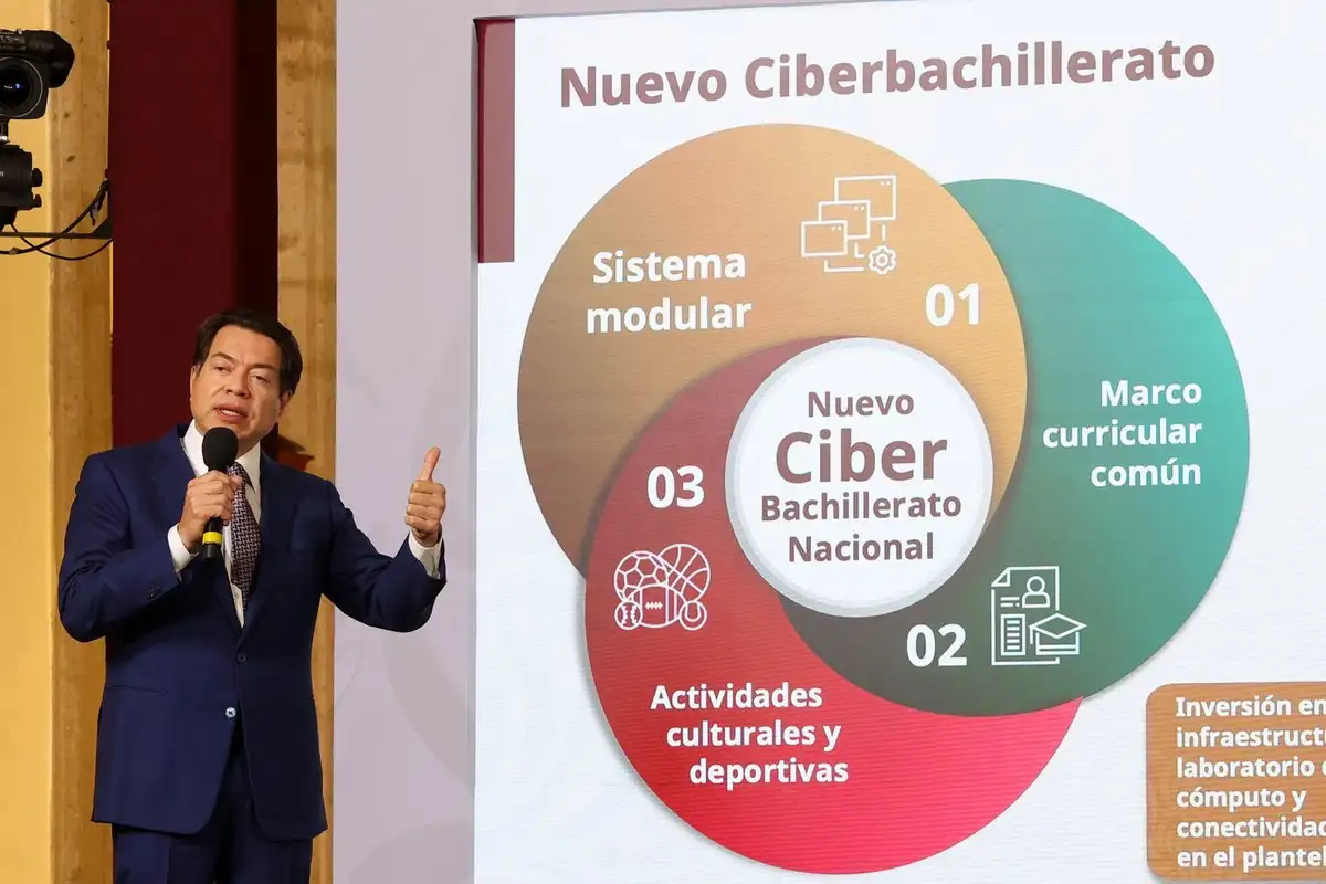 Mario Delgado, Secretario de Educación Pública, presenta los avances del proyecto educativo Ciberbachillerato, durante la Mañanera del Pueblo. Foto
