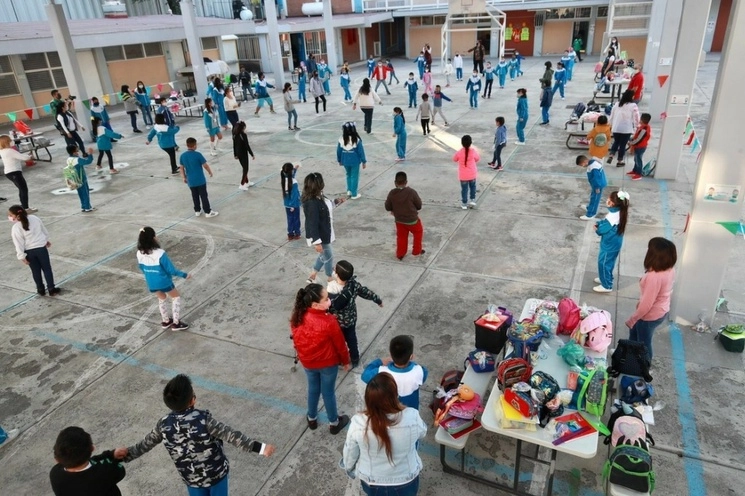 Este ciclo escolar tendrá menos puentes vacacionales que el actual ciclo. El primero será el viernes 15 de septiembre de este año por la celebración de la Independencia de México. Foto Luis Castillo / Archivo