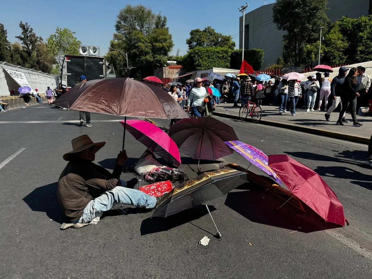 Docentes de la CNTE durante un bloqueo en la Cámara de Diputados. Foto 