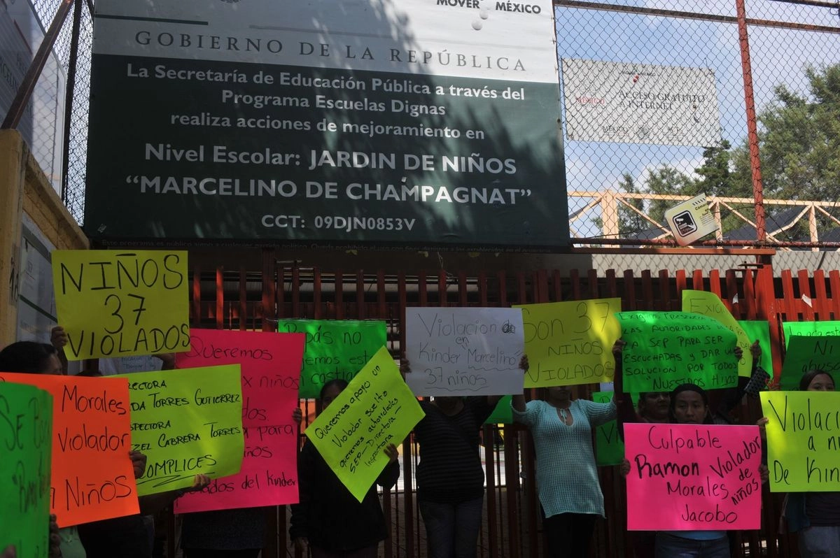 Por este caso sólo se ha logrado la sentencia de sólo uno de los responsables, condenado a 494 años de prisión, pese a que hay indicios de que se trató de actos de delincuencia organizada, que presuntamente involucraría a otros funcionarios públicos, aseguró que en la actual administración federal "nunca vamos a actuar protegiendo a nadie", y muchos menos a quienes "cometieron actos crueles, inhumanos y degradantes", resaltaron padres de menores afectados. Foto 
