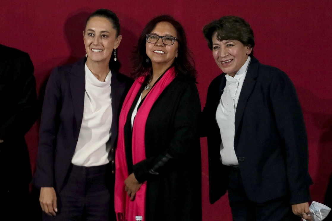 La jefa de Gobierno de la Ciudad de México, Claudia Sheinbaum, la secretaria de Educación entrante, Leticia Ramírez y la saliente, Delfina Gómez. Foto: Roberto García Ortiz