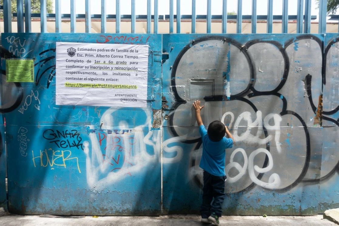 La Secretaría de Educación Pública publicó el acuerdo con las disposiciones para el ciclo escolar 2020-2021. En la imagen, un niño se acerca a la entrada principal de la escuela primaria "Alberto Correa" en la Ciudad de México, el 20 de agosto de 2021. Foto Pablo Ramos