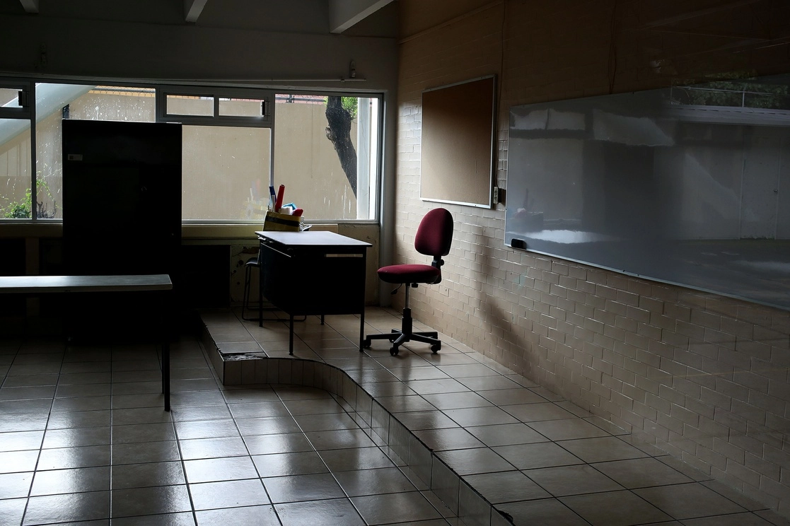 Perspectiva de una salón de clases en una escuela primaria de la CDMX. Foto José Antonio López