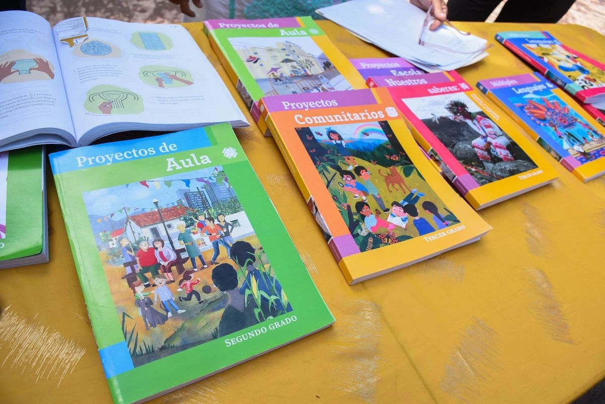 Los materiales están en constante revisión, dijo el secretario de Educación, “pero no es que haya errores que se tengan que estar corrigiendo”. Foto 