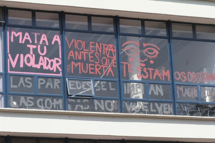 Mensajes escritos en ventanas de la Facultad e Filosofía y Letras, en Ciudad Universitaria, el 14 de enero de 2020, durante el paro de actividades por los casos de acoso sexual en la UNAM. Foto La Jornada / María Luisa Severiano