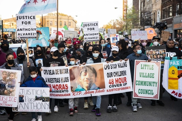 Manifestantes exigen justicia para Adam Toledo, asesinado por un policía de Chicago. Foto Afp