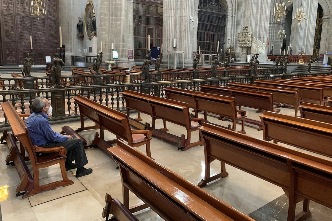 Persona en la Catedral Metropolitana de la CDMX en imagen de archivo. Foto José Antonio López