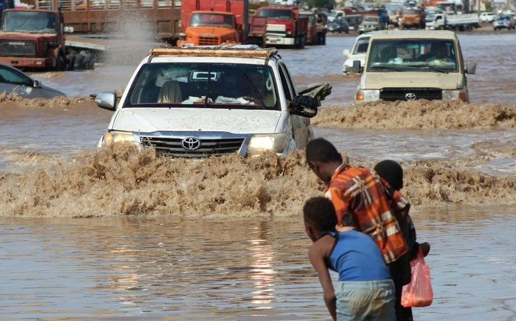 Calles de Yemen devastadas por las lluvias. Foto Afp