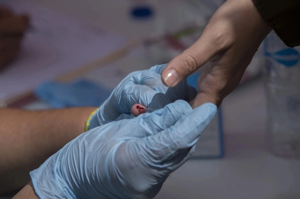 Personal médico toma una muestra de sangre para realizar una prueba de VIH. Foto Xinhua / Archivo