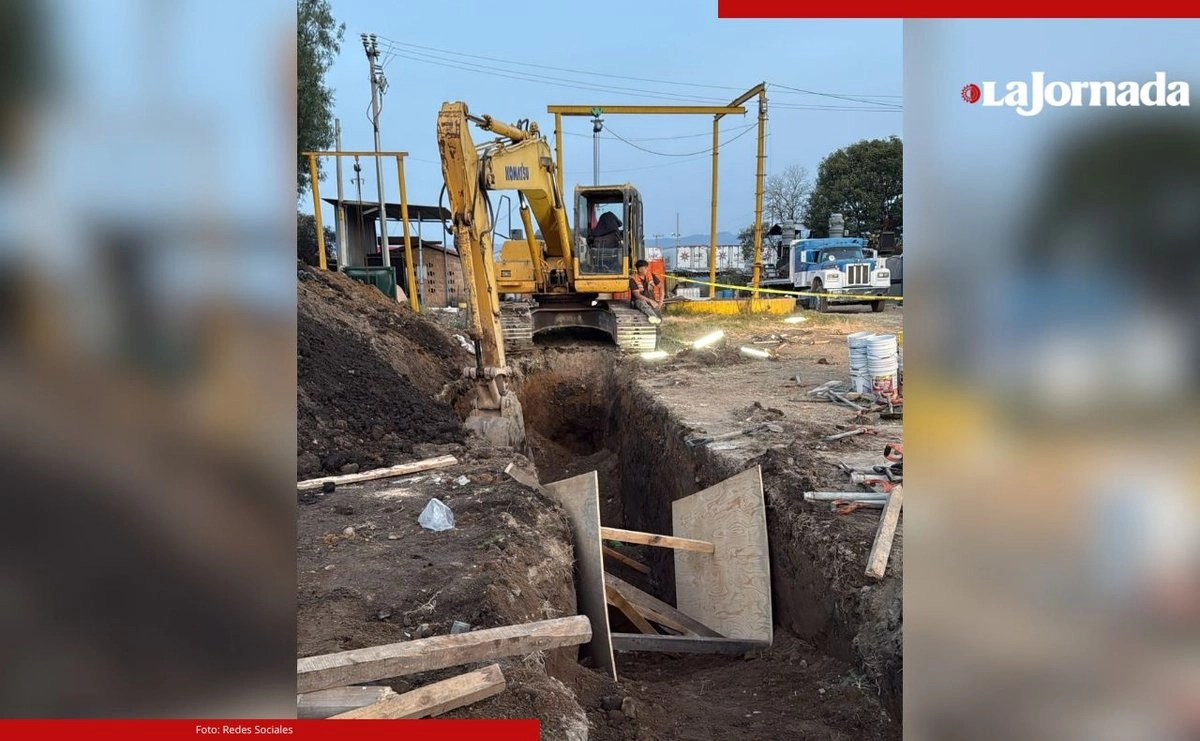 Dos personas murieron y una más resultó herida al desplomarse un muro durante obras de excavación de un cárcamo.
