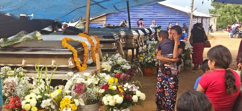 Familiares, amigos y vecinos de 11 pobladores de Chautipan, Guerrero –quienes fueron localizados sin vida el miércoles pasado en la capital–, ayer, durante el velorio en dicho poblado. Por la tarde, los féretros fueron trasladados al panteón local. Foto Sergio Ocampo 