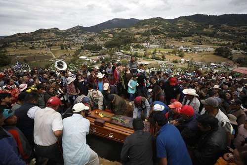 Familiares y habitantes de los ejidos San Luis y El Rosario, municipio de Ocampo, en Michoacán, sepultaron ayer a Homero Gómez González. Foto Ap