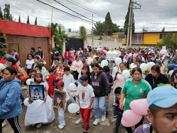 Aspectos del cortejo fúnebre de la menor. Foto La Jornada