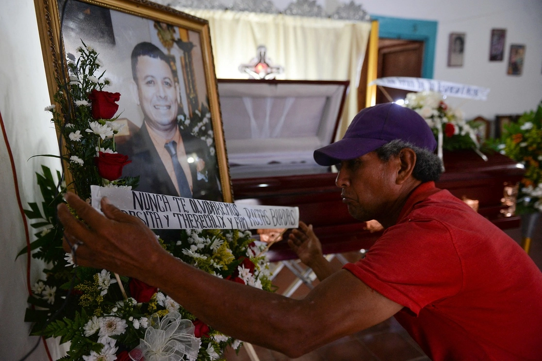 Un familiar del locutor Calixto Rojas acude a su funeral en León, Nicaragua. Foto Afp