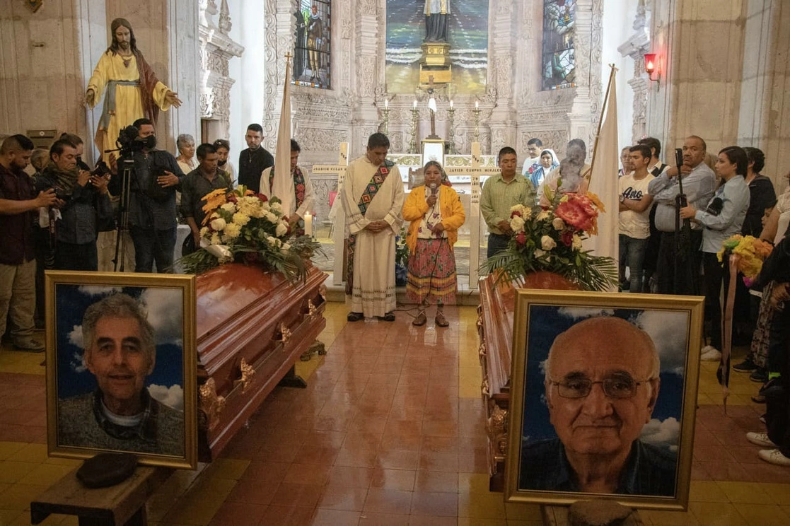 Los jesuitas Javier Campos Morales y Joaquín Mora Salazar son sepultados esta tarde en el atrio de la parroquia San Francisco Javier, en Cerocahui, donde fueron asesinados. Foto tomada del Facebook de @jesuitasenmexico / Archivo