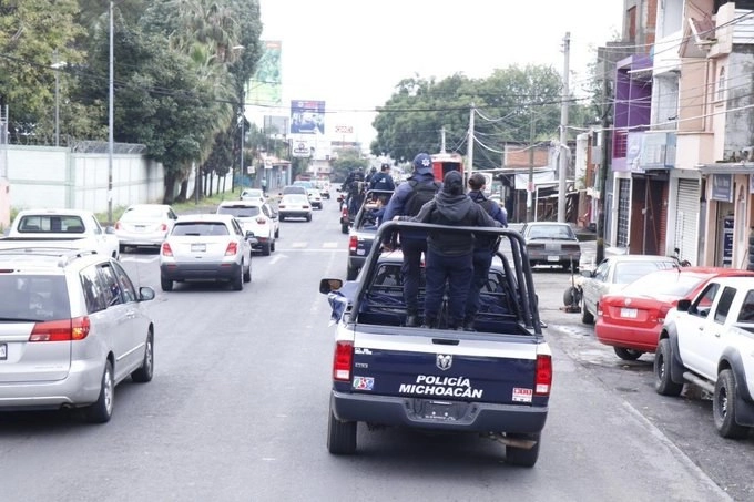 Tras el múltiple homicidio en la colonia Magdalena, del municipio de Uruapan, elementos de la policía de Michoacán reforzaron los dispositivos de inspección y vigilancia en la zona, informaron vía Twitter @MICHOACANSSP