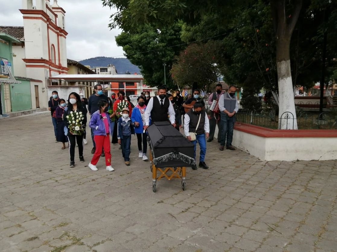 Antes de ser traslado al panteón  municipal de San Cristóbal, el poeta Javier Molina fue llevado en un ataúd negro al templo de San Ramón, el 29 de marzo de 2021. Foto Elio Henríquez