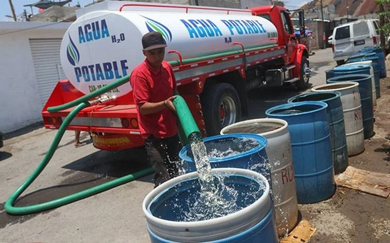 Vecinos de la colonia Rubén Jaramillo, en la alcaldía Iztapalapa, padecen escasez de agua desde hace varios años. A pesar de que cuentan con tuberías de agua potable, no les cae el líquido, por lo que deben solicitar el servicio de pipas cada tercer día. Foto Cuartoscuro / Archivo