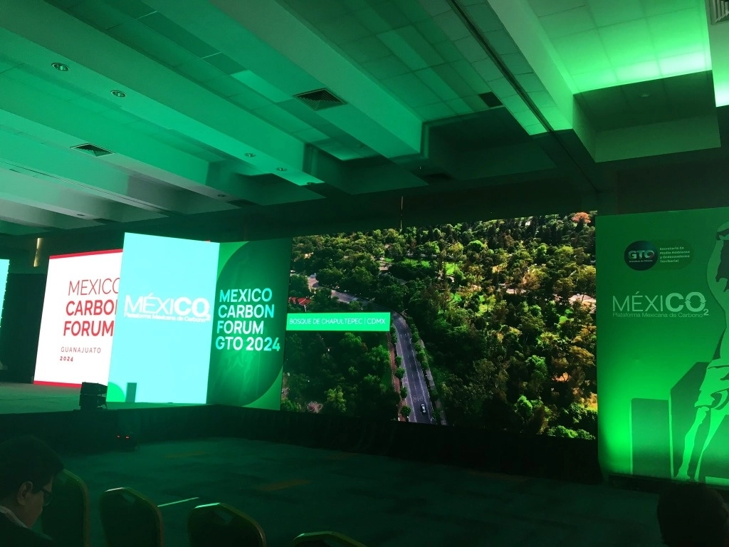 En la ciudad de León Guanajuato se lleva a cabo el México Carbon Forum dondee están presentes analistas de la economía mundial. Foto @Claraboyita
