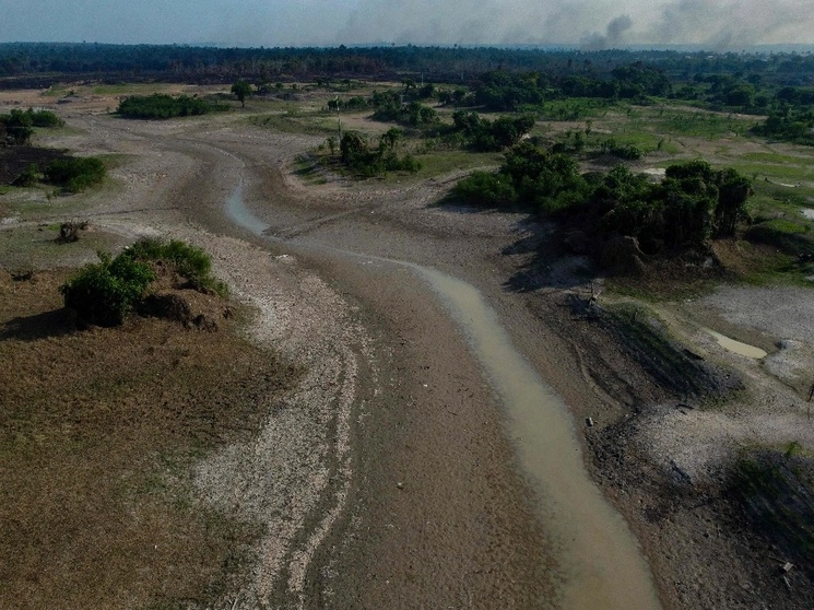 Vista aérea del Río Negro con niveles de agua muy bajos en el distrito de Cacau Pirera en Iranduba, estado de Amazonas, Brasil, el 25 de septiembre de 2023. Foto Afp