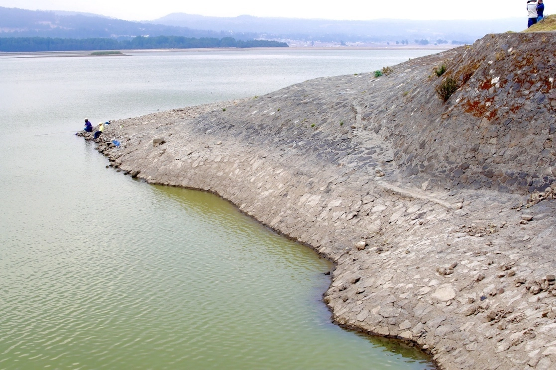 Una de las presas del sistema Cutzamala en imagen de archivo. Foto Luis Castillo