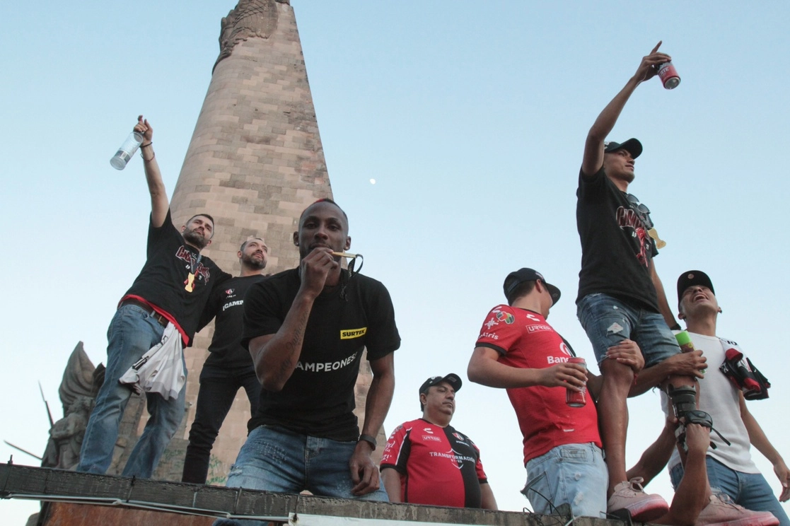 Entre vítores, los jugadores rojinegros festejaron eufóricos por monumentos y calles de la capital jalisciense. Foto Arturo Campos Cedillo