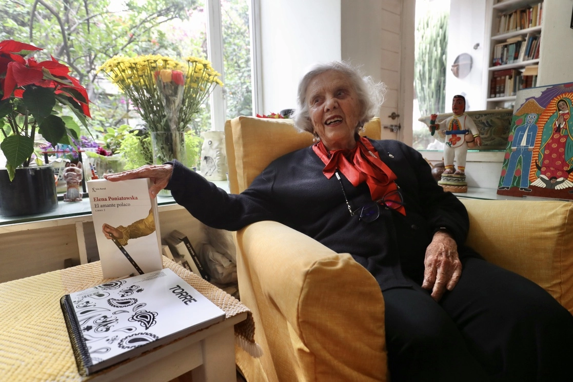 A sus casi 90 años, la escritora y periodista Elena Poniatowska da a conocer el libro dos de su novela 'El amante polaco'. Foto Luis Castillo