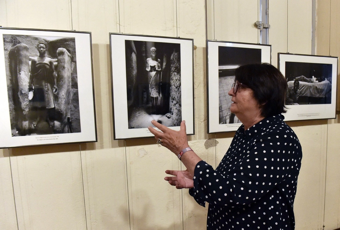 La fotógrafa francesa Francoise Huguier, de Agence VU habla en su exposición 'Discretion' durante la 34ª edición del festival internacional de fotoperiodismo Visa pour l'Image en Perpignan, sur de Francia. Foto AFP 
