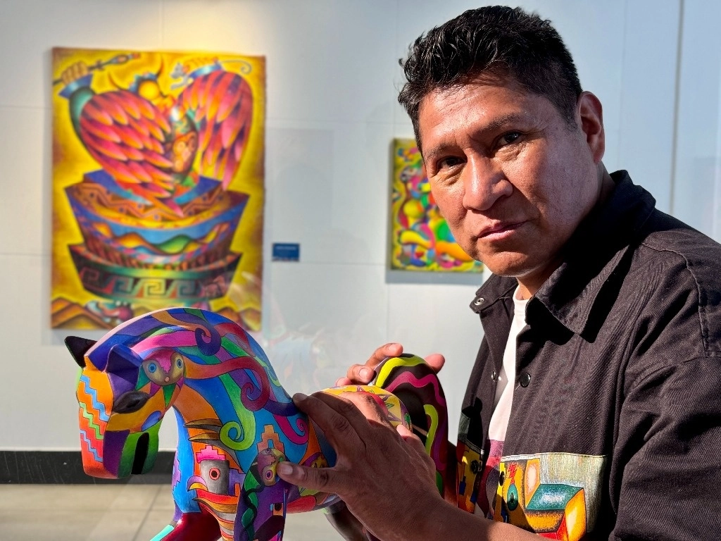 En charla con ‘La Jornada’, el artista compartió que su abuela, tejedora y lectora de la hoja de coca, decía que “los colores fuertes son para ahuyentar a los malos espíritus y no quedarse en la oscuridad”. La muestra permanecerá hasta noviembre. Foto Roberto García Ortiz 