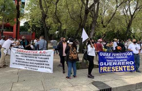 Guías de turistas de varios puntos del país bloquearon el entronque de Paseo de la Reforma e Insurgentes en demanda de un apoyo económico que les permita paliar la crisis provocada por la pandemia de Covid-19. Foto Alfredo Domínguez