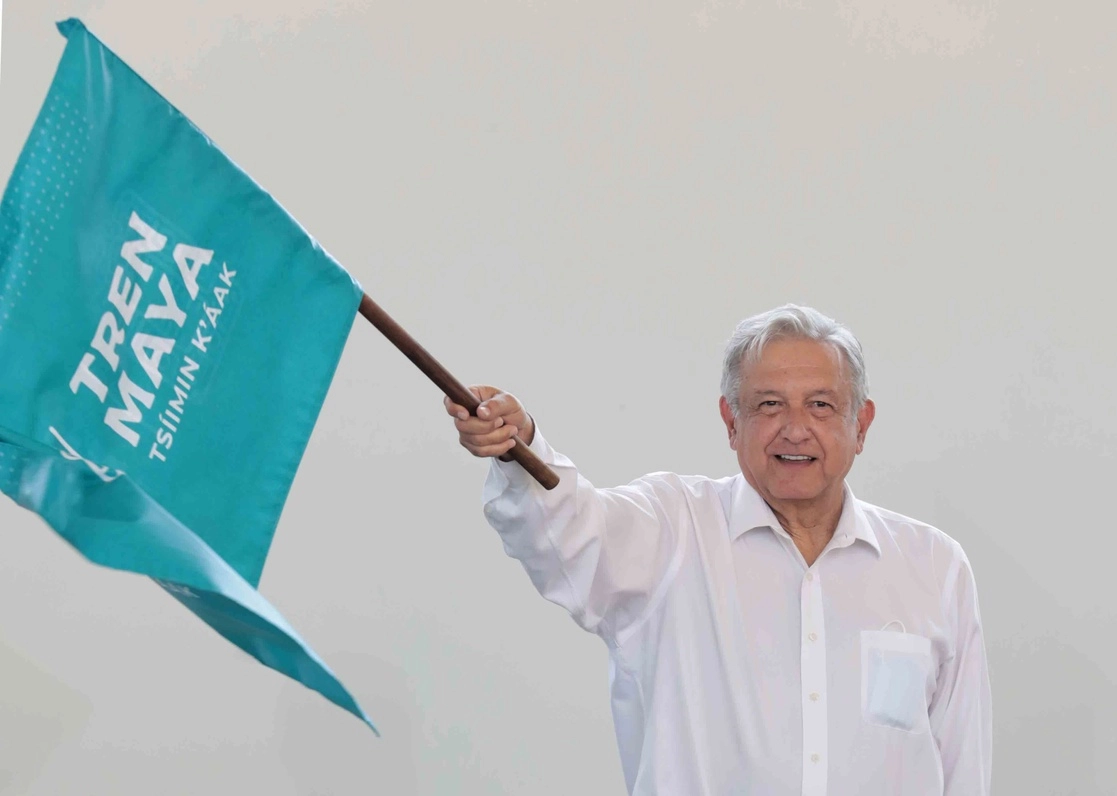 El presidente Andrés Manuel López Obrador dio ayer el banderazo de inicio de obra del Tren Maya, tramo 5 Cancún-Tulum. Foto Presidencia