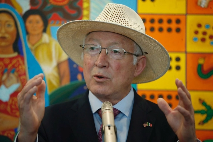 El embajador de Estados Unidos en México, Ken Salazar, ofrece conferencia de prensa. Foto Cristina Rodríguez / Archivo 