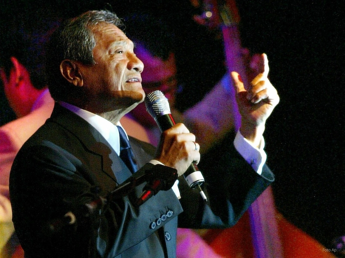 En imagen de archivo, el compositor durante un concierto en compañía de la Big Band Jazz, en el Lunario del Auditorio Nacional, en la Ciudad de México. Foto La Jornada / Marco Peláez
