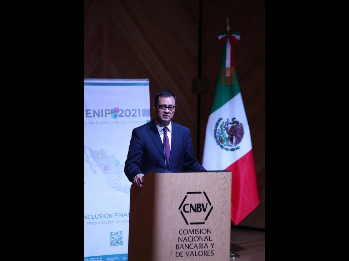 El subsecretario de Hacienda y Crédito Público, Gabriel Yorio, indicó hoy que si bien, el desarrollo de un activo digital corre por parte del Banco de México, el avance del comercio electrónico y la digitalización que se tiene en el país serán clave para lograr disminuir el uso de dinero en efectivo, y es ahí donde entra el activo virtual. Foto Luis Castillo
