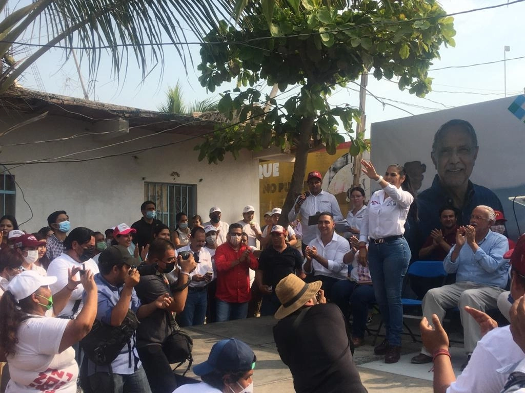 Villalvazo celebró su triunfo en los comicios en la plaza del poblado turístico de Bucerias. Foto La Jornada