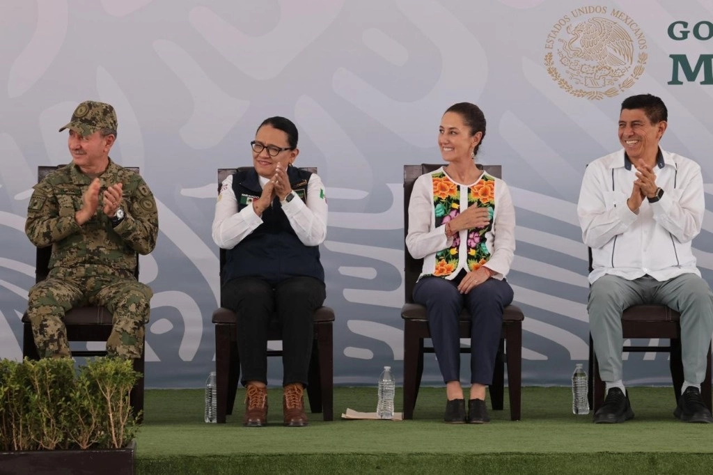 Los secretarios de Marina y de Seguridad y Protección Ciudadana, José Rafael Ojeda y Rosa Icela Rodríguez respectivamente, acompañaron a la virtual presidenta electa, Claudia Sheinbaum, y al gobernador de Oaxaca, Salomón Jara. Foto Presidencia 