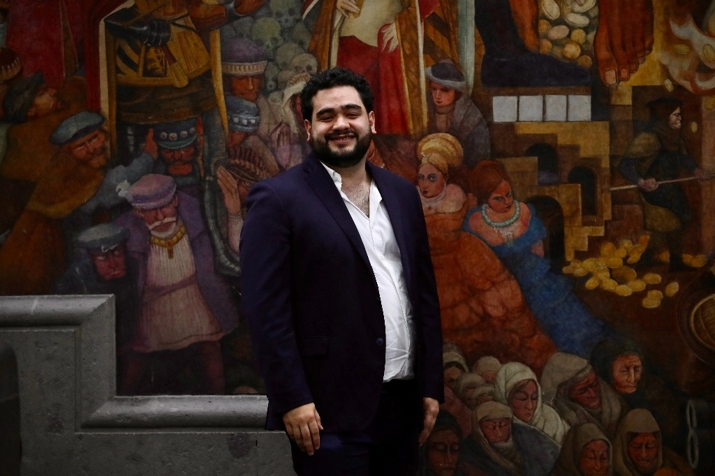 El titular de la Secretaría de Administración y Finanzas del Gobierno de la Ciudad de México, Juan Pablo de Botton Falcón, tras la entrevista con este diario en el edificio del Antiguo Ayuntamiento. Foto Yazmín Ortega Cortés