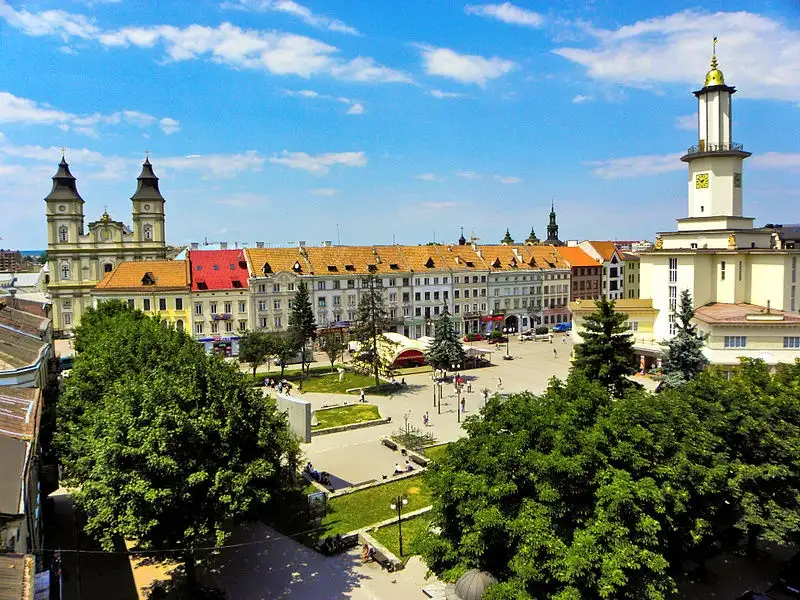 Los connacionales que se encuentran en Ucrania, en particular en la capital Kiev, serán trasladados hacia el suroeste del país, en particular a la ciudad de Ivano-Frankivsk. En la imagen, se observa el Ayuntamiento (derecha) de esta urbe. Foto tomada de Wikipedia / Archivo