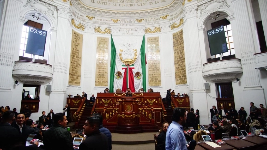 El Congreso de la Ciudad de México sesionó por más de 12 horas seguidas para aprobar la reforma judicial y el paquete presupuestal 2025. Foto ‘La Jornada’