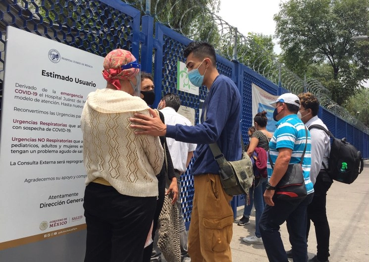 Familiares esperan recibir noticias de sus pacientes internados en el Hospital Juárez, en la Ciudad de México. Foto Guillermo Sologuren