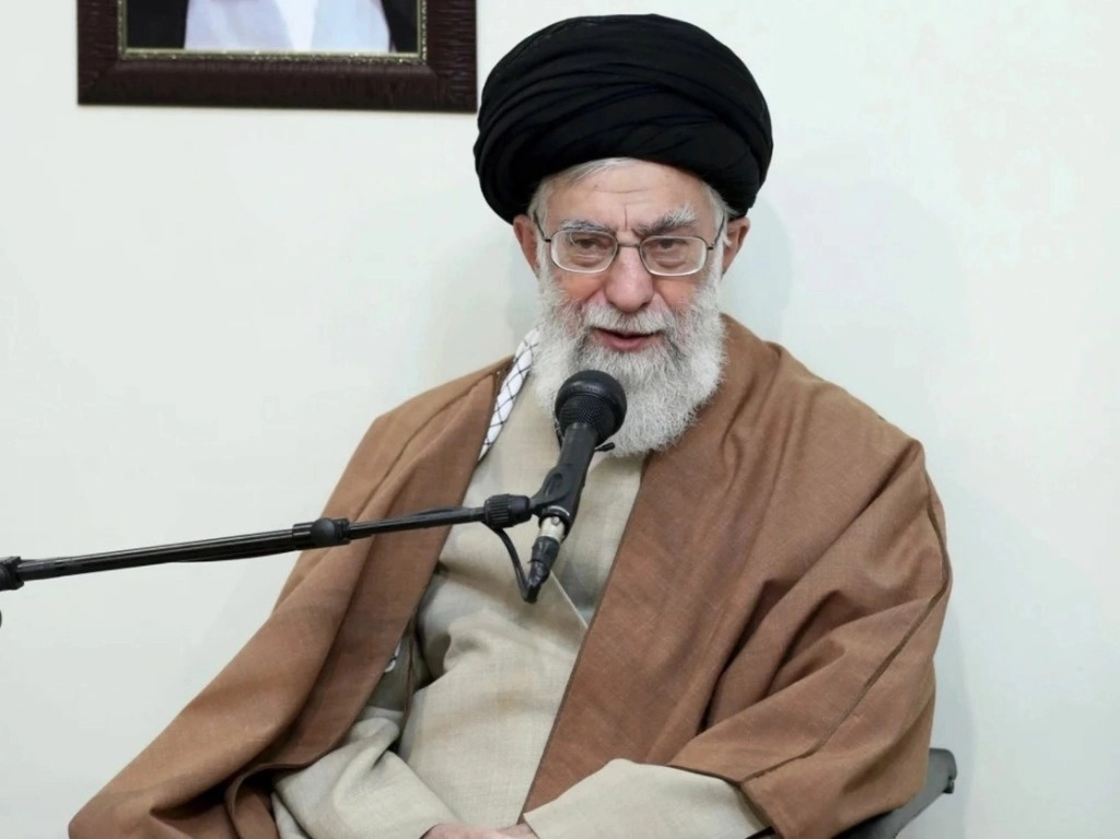 El líder supremo de Irán, el ayatolá Alí Jamenei, aseguró que Israel se encuentra "indefenso y confundido" y será "silenciado en cuestión de unos días", sin el apoyo de Estados Unidos. Foto Ap / Archivo