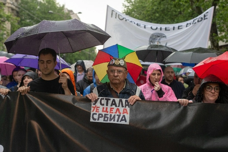 Protesta contra el presidente serbio, Aleksandar Vucic, ayer en Belgrado. El cartel en el centro dice “Toda Serbia se ha levantado”. Foto Ap
