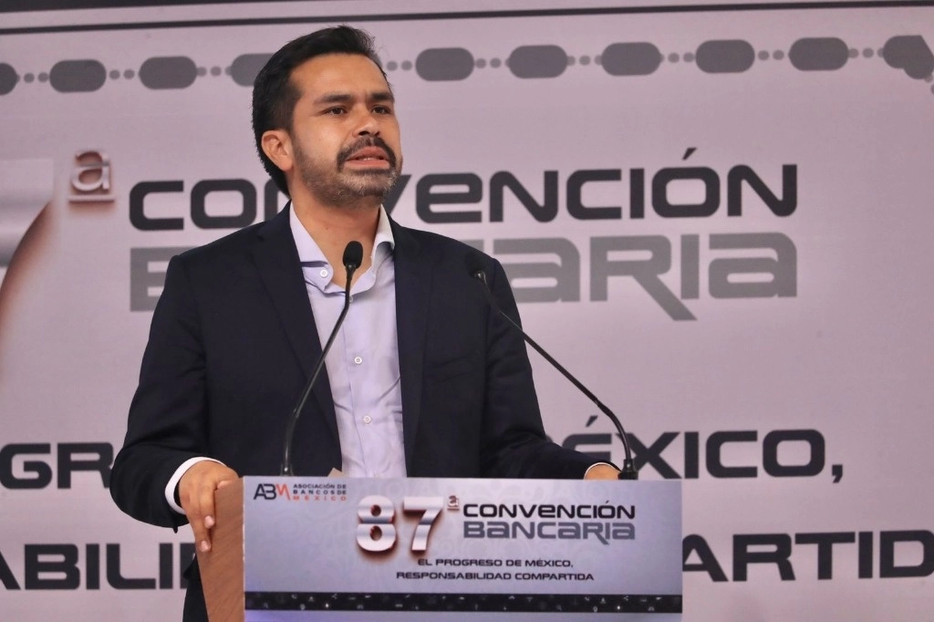 El candidato presidencial de Movimiento Ciudadano, Jorge Álvarez Máynez, durante su participación en la 87a Convención Bancaria en Acapulco, Guerrero, el 19 de abril de 2024. Foto Luis Castillo