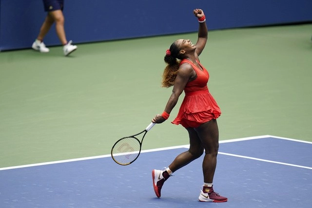Remontando de nuevo un primer set en contra, la estadunidense Serena Williams derrotó a la búlgara Tsvetana Pironkova y clasificó a las semifinales del Abierto de Estados Unidos. Foto Ap