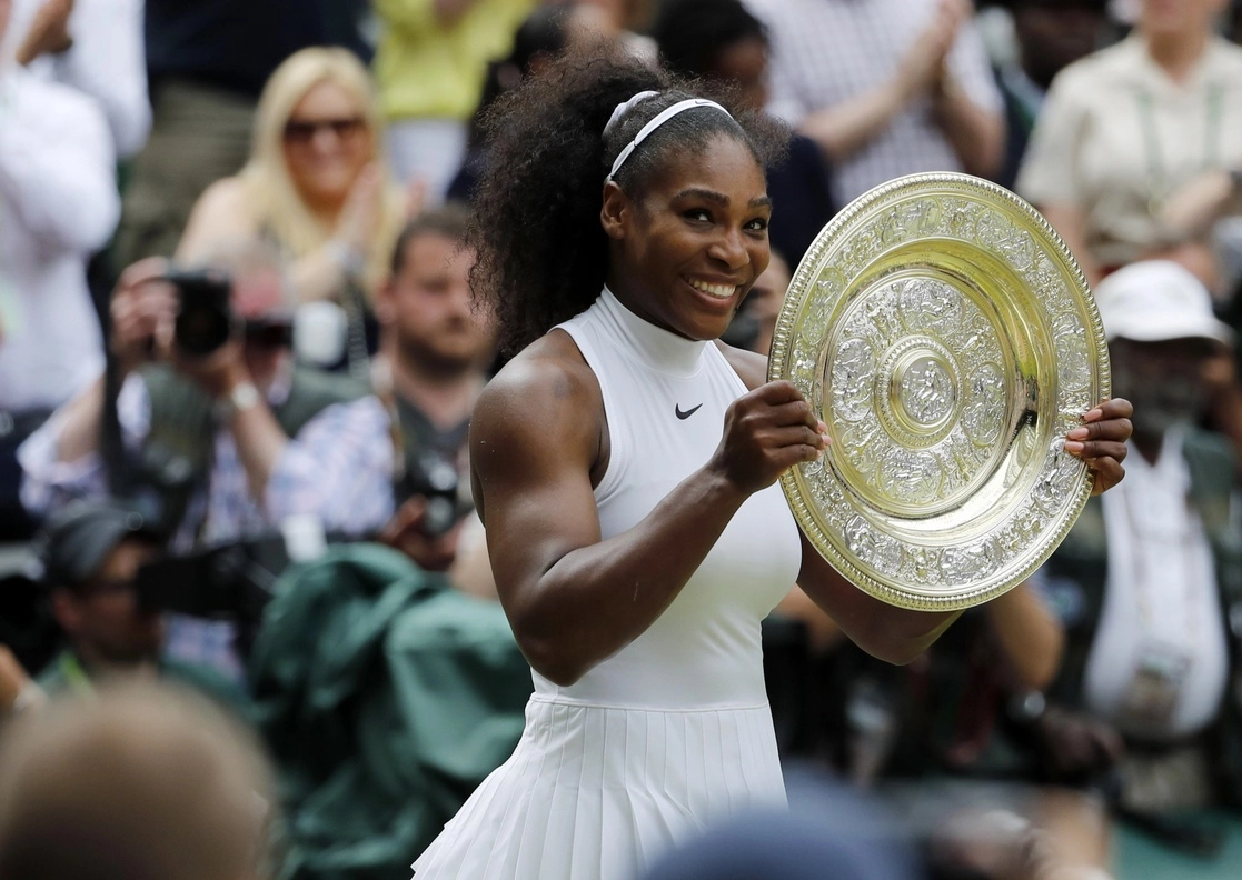 El último título de Serena Williams en Wimbledon se remonta a 2016 (en la imagen), aunque alcanzó la final en 2018 y en 2019. Foto Ap