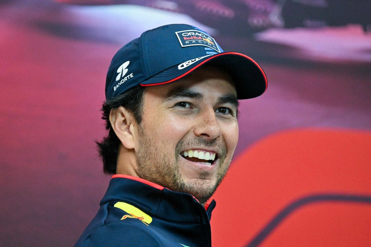 El piloto mexicano Sergio Pérez durante una conferencia de prensa del Gran Premio de Fórmula Uno de Qatar en el Circuito Internacional de Lusail en Lusail, al norte de Doha.
