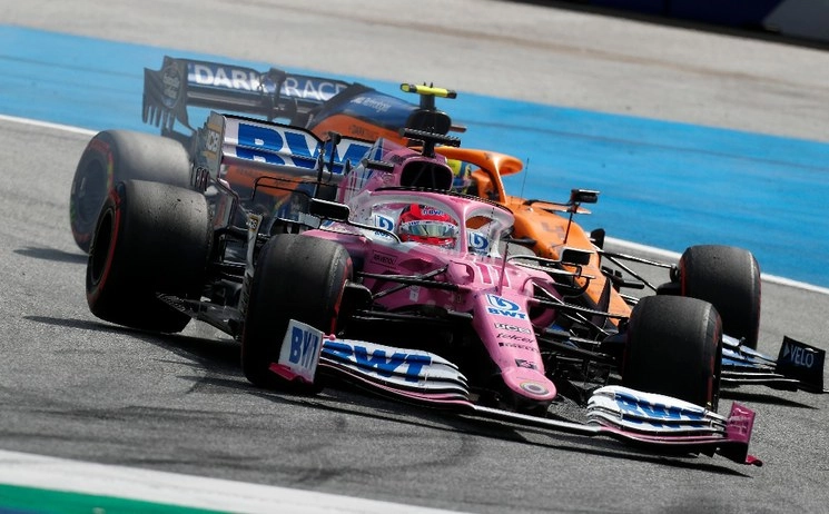 Sergio Pérez conduce su monoplaza en el circuito Red Bull Ring en Estiria, Austria. Foto Ap
